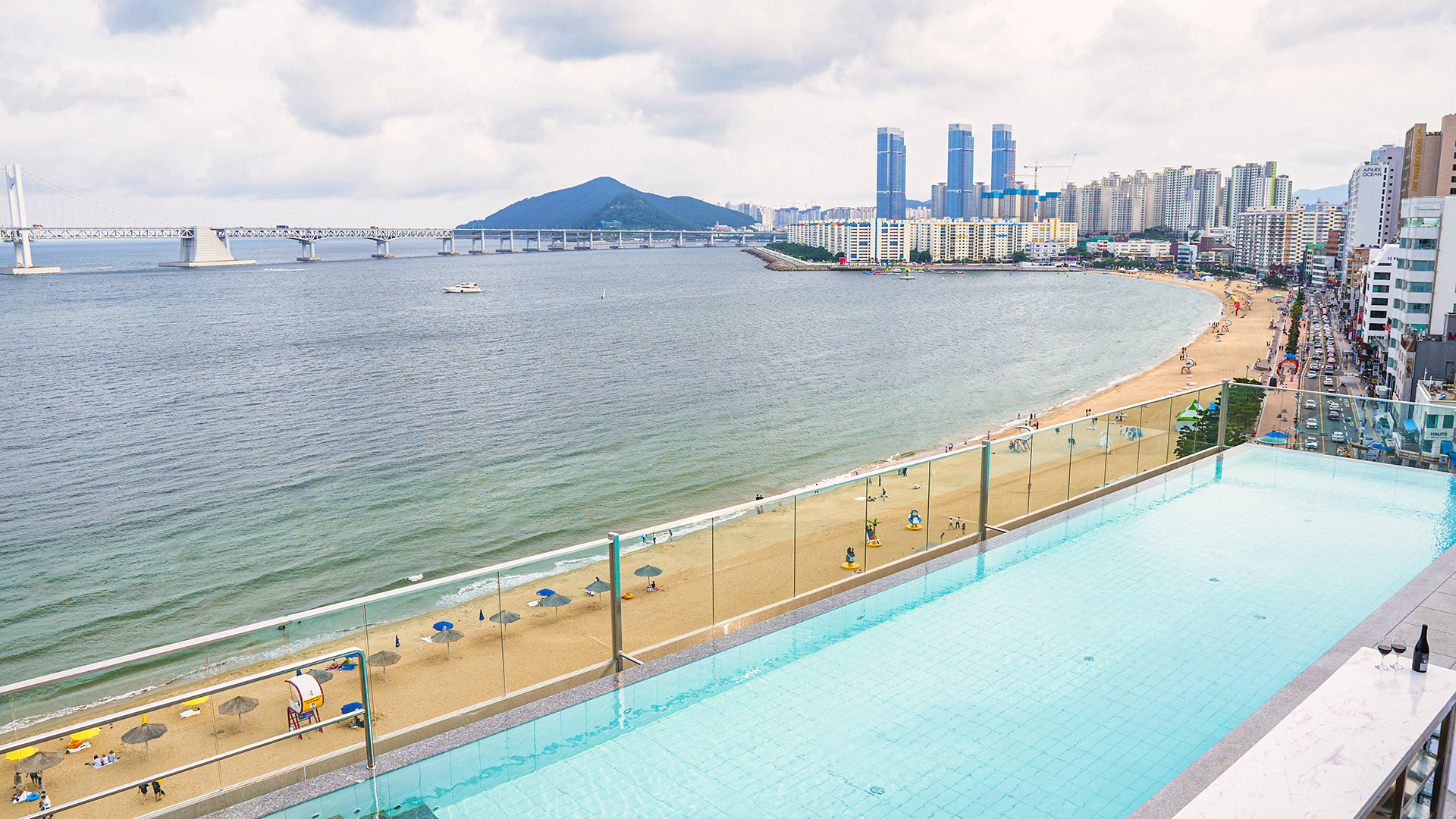 호텔 아쿠아펠리스 부산 광안리 해변 전망의 수영장 출처 여기어때